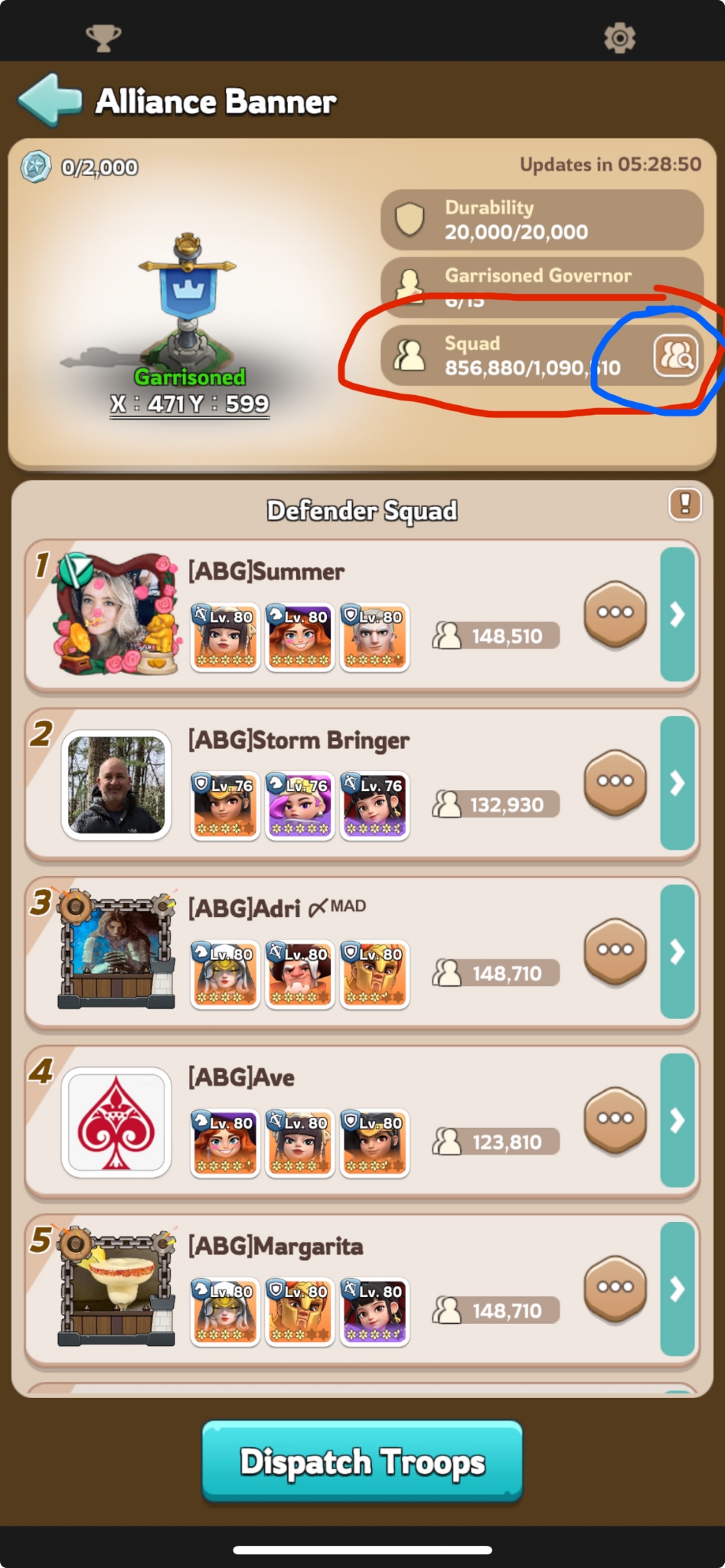 The defender squad screen with the combined troop ratio and the per-member arrow highlighted